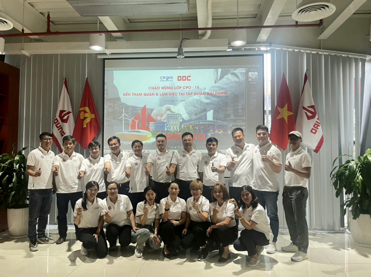 Các thanh viên lớp CPO15 chụp hình cùng ban lãnh đạo Đại Dũng
