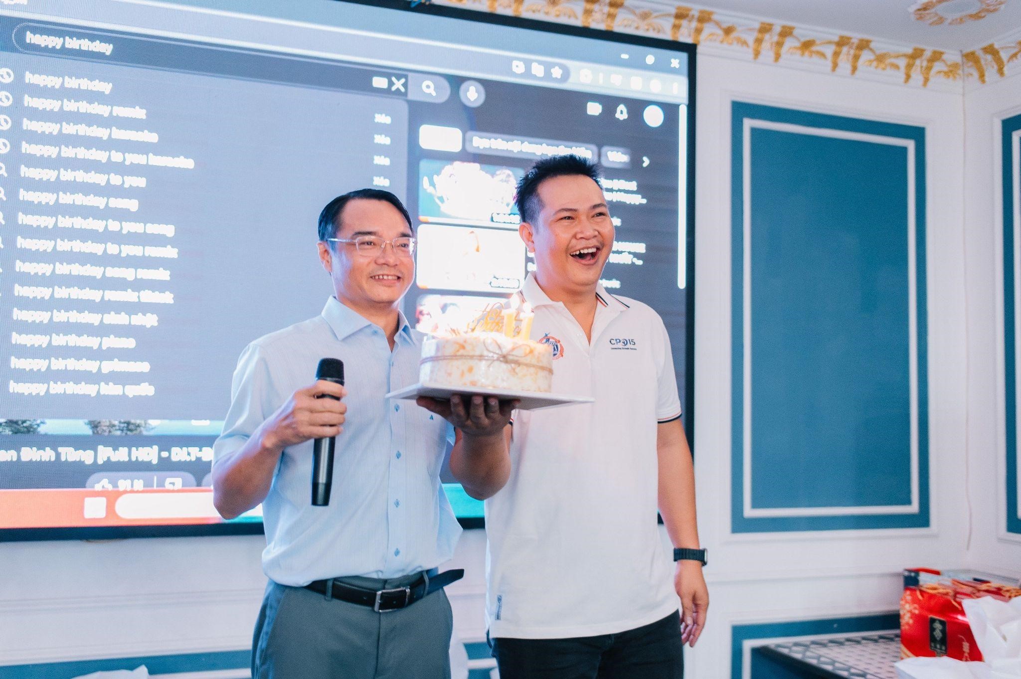 Tổ chức sinh nhật cho các thành viên trong lớp