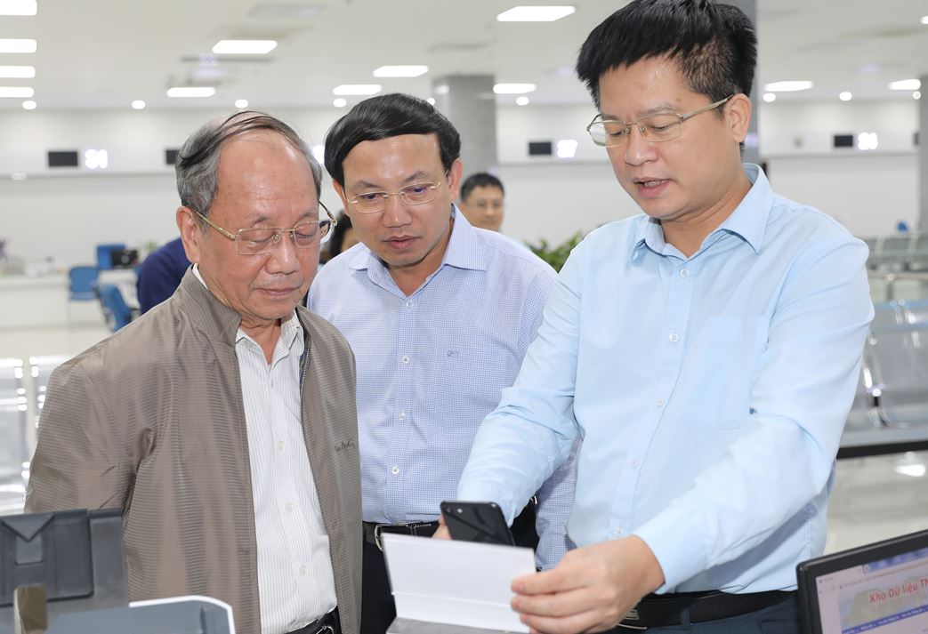 Ông là người trưởng thành trong hoạt động thanh thiếu niên và được kết nạp vào Đảng Lao động Việt Nam năm 1962