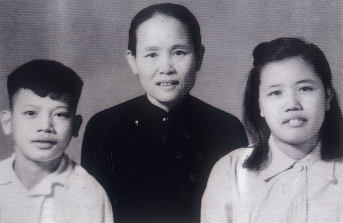 Trải qua 9 năm kháng chiến chống Pháp, bà được bầu làm Bí thư Đảng đoàn phụ nữ Nam Bộ kiêm Hội trưởng Phụ nữ Nam Bộ