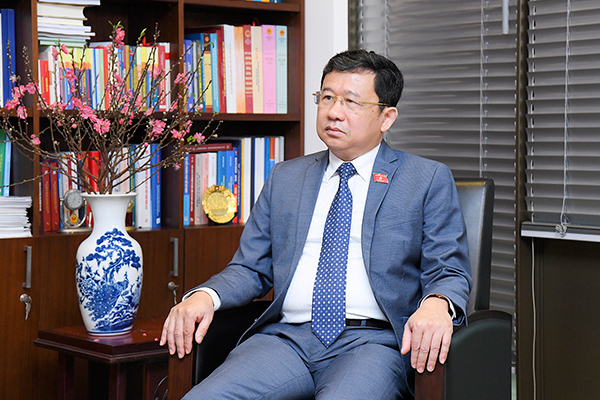 Trong khoảng thời gian từ tháng 8/1995  đến tháng 5/2002, ông là Chuyên viên Vụ Đối ngoại và Văn phòng Quốc hội