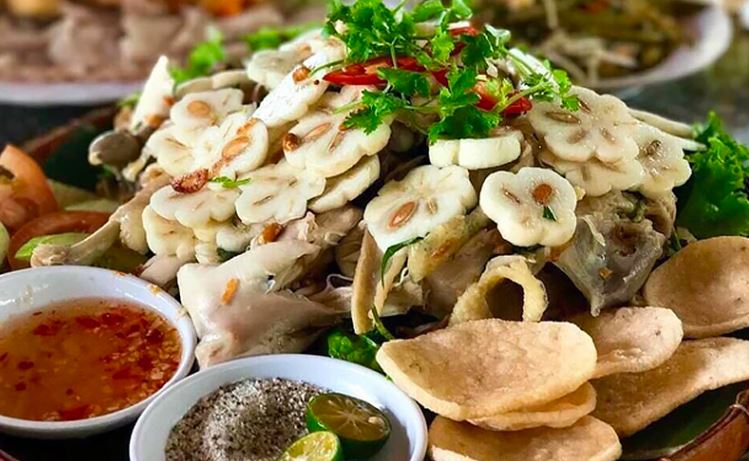 Gỏi gà măng cụt được coi là món ngon mùa hè lạ miệng cực ngon nổi tiếng tại Bình Dương