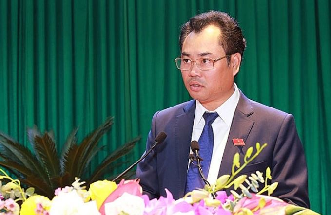 Sau khi tốt nghiệp Đại học Thái Nguyên vào năm 1999, đồng chí Trịnh Việt Hùng đã bắt đầu sự nghiệp của mình