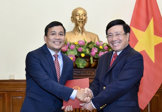 Tháng 09/2019, ông được bầu là Thứ trưởng bộ ngoại giao