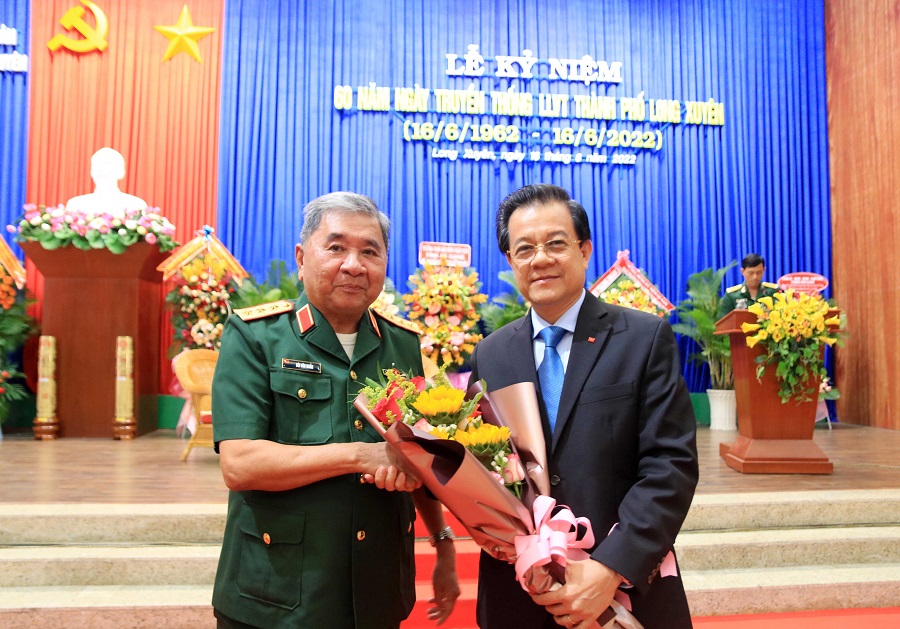 Có thể nói, Bùi Văn Huấn là người có công lao đóng góp lớn cho sự nghiệp nước nhà