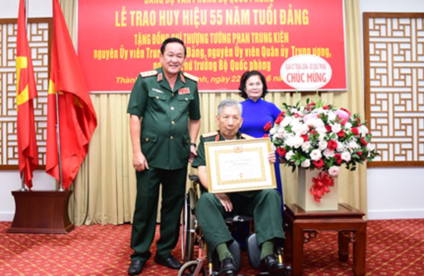 Trong kháng chiến chống Mỹ, Phan Trung Kiên còn là một chiến sỹ biệt động mưu trí dũng cảm, dũng sĩ