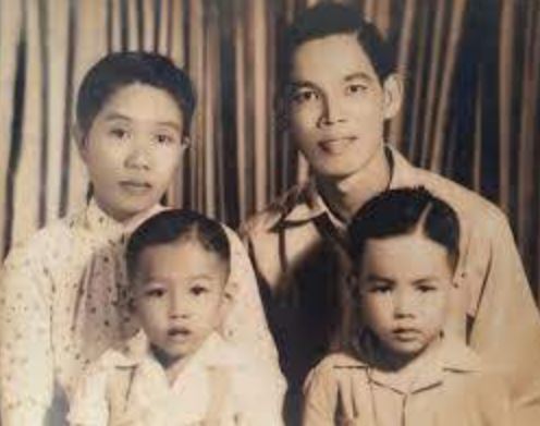 Đồng chí Lê Thị Riêng được biết đến với tinh thần bất khuất và sự can đảm của mình. bà đã từng dẫn đầu các cuộc tấn công vào trại lính Pháp