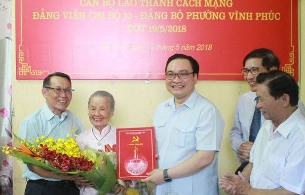 Ngày 15/05/2018, bà được Đảng và Nhà nước trao tặng Huy hiệu 80 năm tuổi Đảng