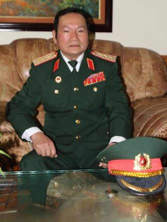 Vào tháng 05/1958, ông tham gia Quân đội nhân dân Việt Nam rồi từng tốt nghiệp trường Sĩ quan Lục quân