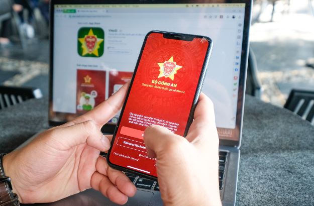 Để kích hoạt tài khoản định danh điện tử mà không cần điện thoại thông minh thì bạn dùng máy tính có mạng internet rồi truy cập vào trang https://vneid.gov.v