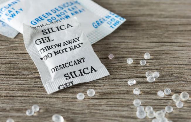 Gói hút ẩm cũng có thể khử mùi hôi của tủ giày một cách dễ dàng
