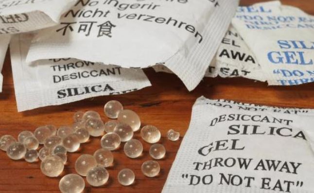 Gói hút ẩm thường chứa các hạt nhỏ silic đioxit có khả năng hút ẩm trong môi trường xunh quanh