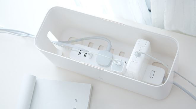 Nhựa ABS có thể được dùng làm vỏ các thiết bị, phụ kiện cùng với các thiết bị cách điện như bảng điện, vỏ ổ điện,….