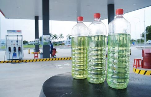 Khi keo dính trên đồ vật, bạn cần nhỏ vài giọt dầu hỏa và xăng lên vết keo rồi lau đi lau lại nhiều lần thì chúng sẽ lập tức bong ra