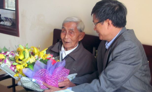 Nhân kỷ niệm 85 năm ngày thành lập ĐCS Việt Nam, đồng chí đã đi thăm và tặng quà các gia đình, cá nhân có công với cách mạng trên địa bàn TP. Đồng Hới