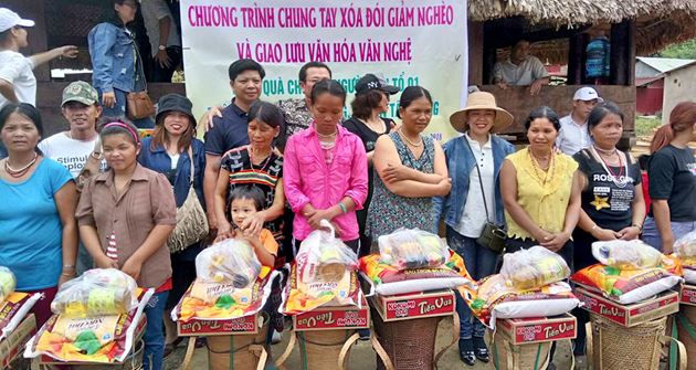 Mọi người có thể đóng góp những vật chất đơn giản như quần áo cũ, sách báo,…. phụ giúp hoạt động từ thiện