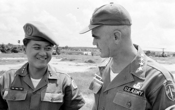 Tháng 07/1946, ông tham gia nhập ngũ vào Quân đội Pháp