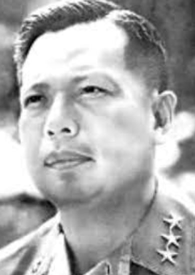Tháng 09/1951, ông được nhập ngũ vào Quân đội quốc gia