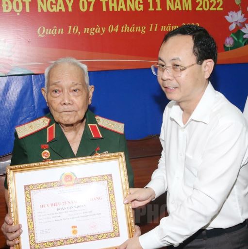 Với nhiều công lao đóng góp lớn lao đối với sự nghiệp cách mạng của Đảng và Quân đội, ông đã được trao tặng Huy hiệu 75 tuổi Đảng