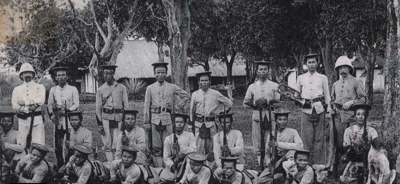 Năm 1932, ông Nguyễn Văn Vận tham gia nhập ngũ vào Quân đội thuộc địa Pháp với cấp bậc là Hạ sĩ quan
