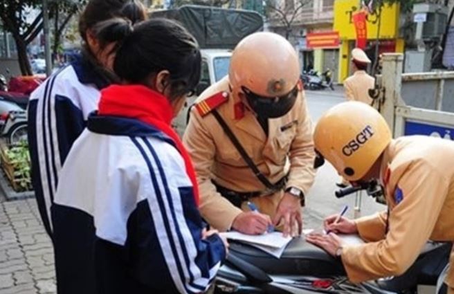 Các hình thức xử phạt trong lĩnh vực giao thông bao gồm phạt cảnh cáo, phạt tiền, tước giấy phép hay tịch thu tang vật,….