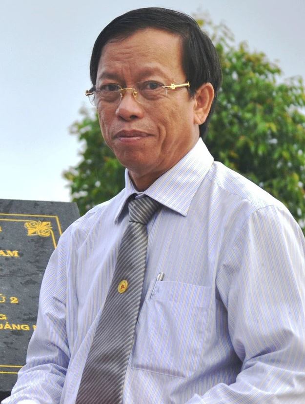 Từ năm 1983 – 1996, ông tham gia công tác chính quyền với nhiều vị trí từ cấp xã đến cấp huyện