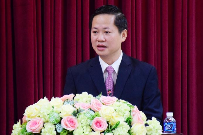 Vào tháng 07/1999, sau khi tốt nghiệp Kinh tế quốc dân ở Hà Nội, đồng chí Đoàn Anh Dũng về Nghệ An và bắt đầu sự nghiệp của mình