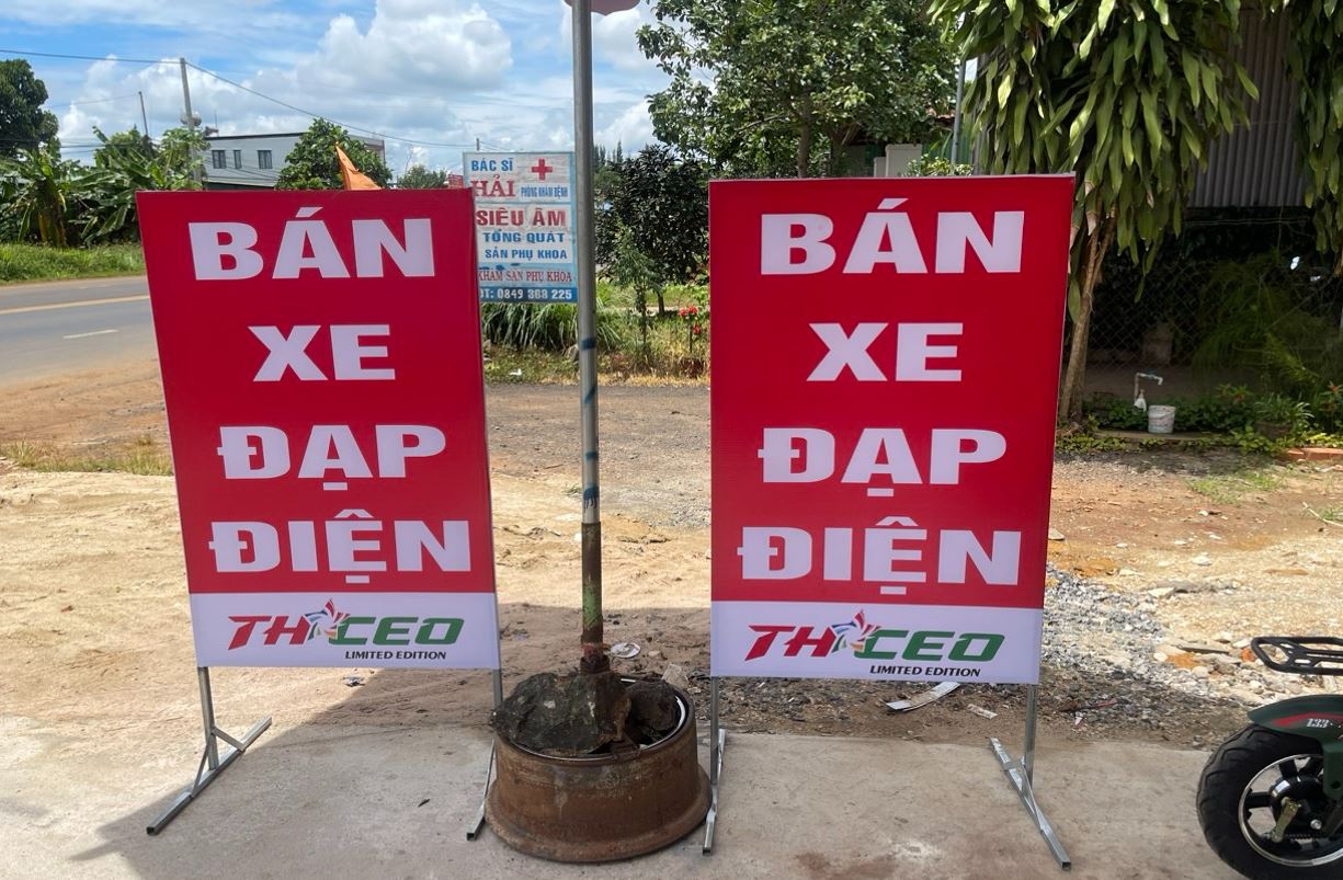 Bên hông đại lý ủy quyền Quang Thông được trang bị thêm biển "Bán xe đạp điện TH*CEO"