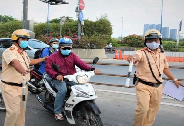 Người dân khi đi xe không chính chủ cần mang giấy CMND/CCCD, giấy đăng ký xe, bằng lái xe,  bảo hiểm xe máy hoặc ô tô