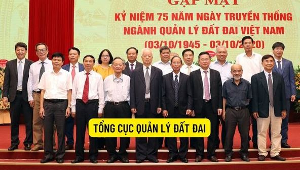 Tháng 07/1989 Triệu Long bắt đầu sự nghiệp của mình khi được tuyển dụng vào vị trí chuyên viên của CQLĐĐ Quốc gia Trung Quốc