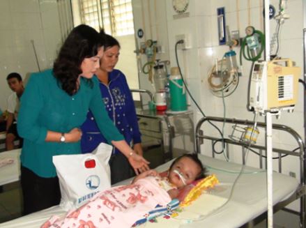 Lê Thị Ái Nam – Phó UBND tỉnh đã động viên, thăm hỏi và mong gia đình và các em cố gắng vượt qua bệnh tật
