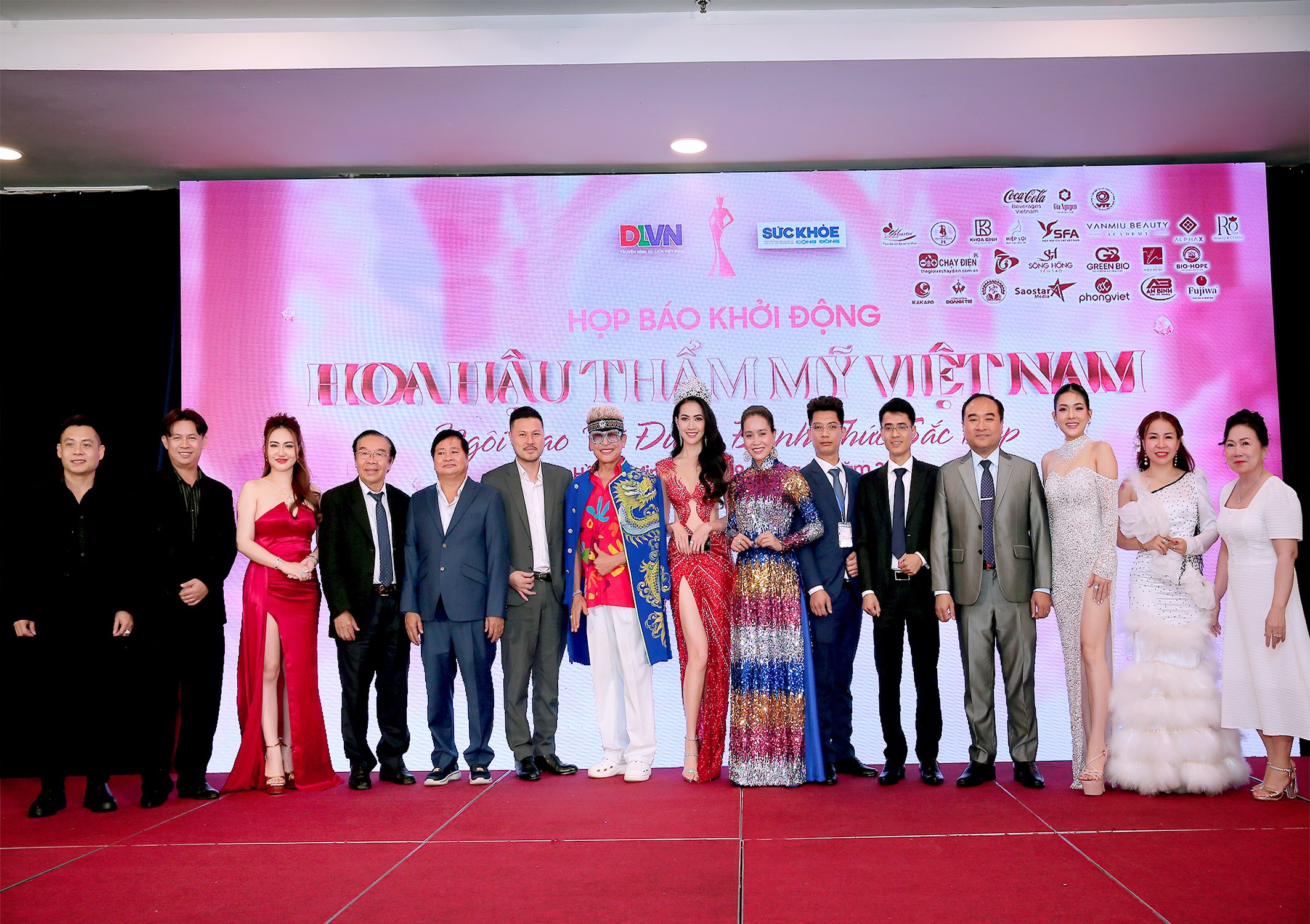 Nhà tài trợ và ban giám khảo cuộc thi chụp hình sau họp báo