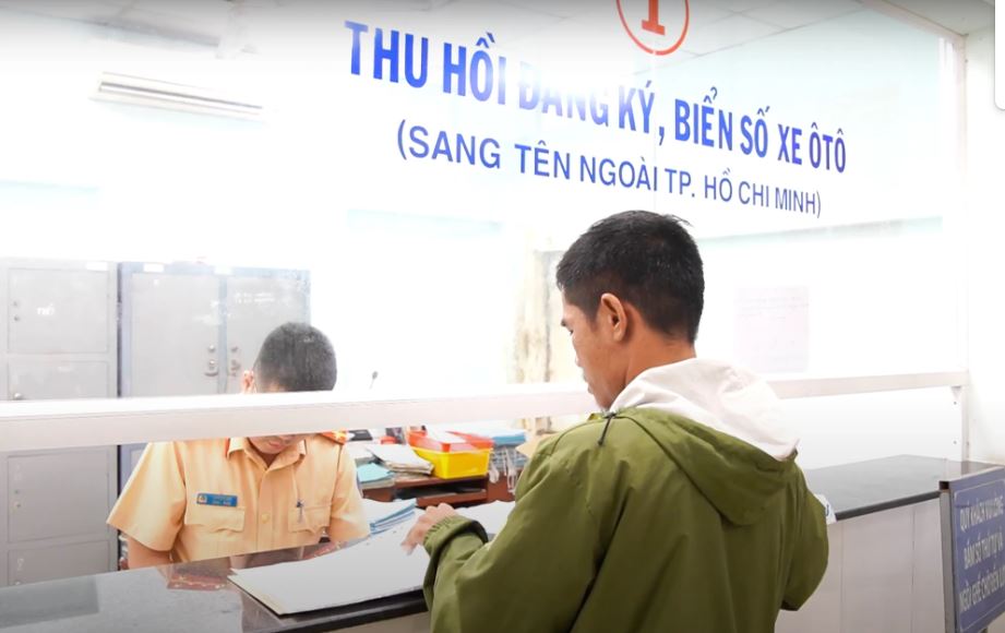 Người dân làm thủ tục thu hồi tại phòng PC08, TP.Hồ Chí Minh