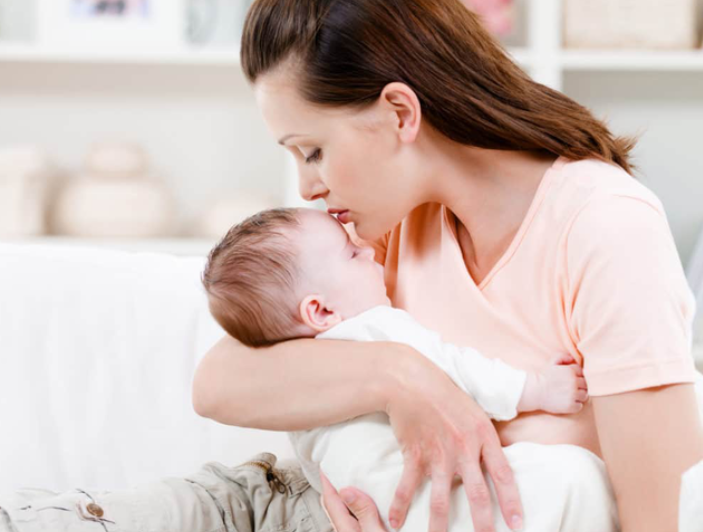 Khi mới chào đời, trẻ sơ sinh sẽ giống như tờ giấy trắng, có thể tự ngủ mà không cần phải ai bế rong cả,...