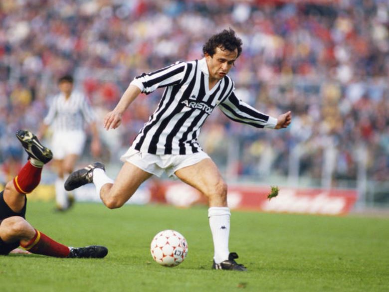 Michel Platini có sự nghiệp thi đấu tại câu lạc bộ và quốc tế với nhiều thành tích nổi bật