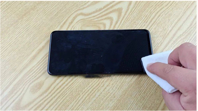 Dùng kem đánh răng làm sạch màn hình điện thoại