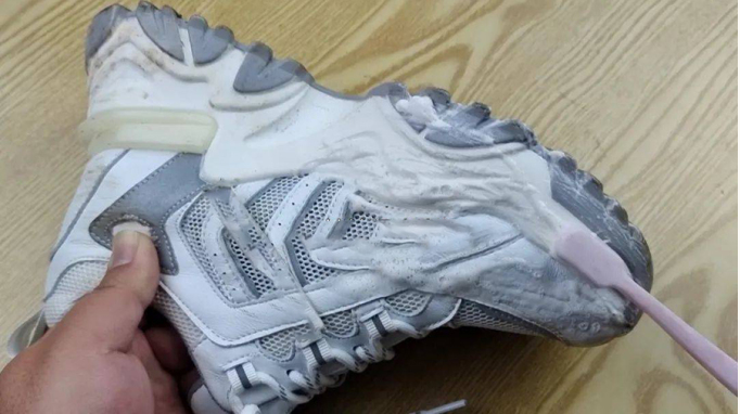 Sử dụng kem đánh răng giúp làm sạch giày nhanh chóng