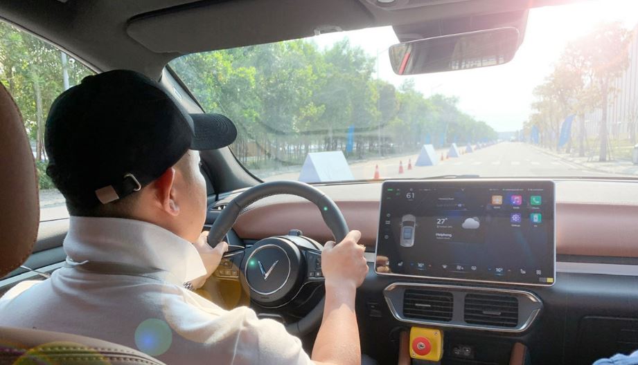 Đội mũ lưỡi trai là cách lái xe an toàn khi đi ngược nắng