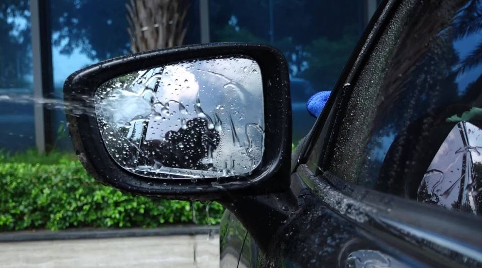 Hiện tượng đọng nước ở gương xe hơi rất phổ biến khi trời nồm ẩm
