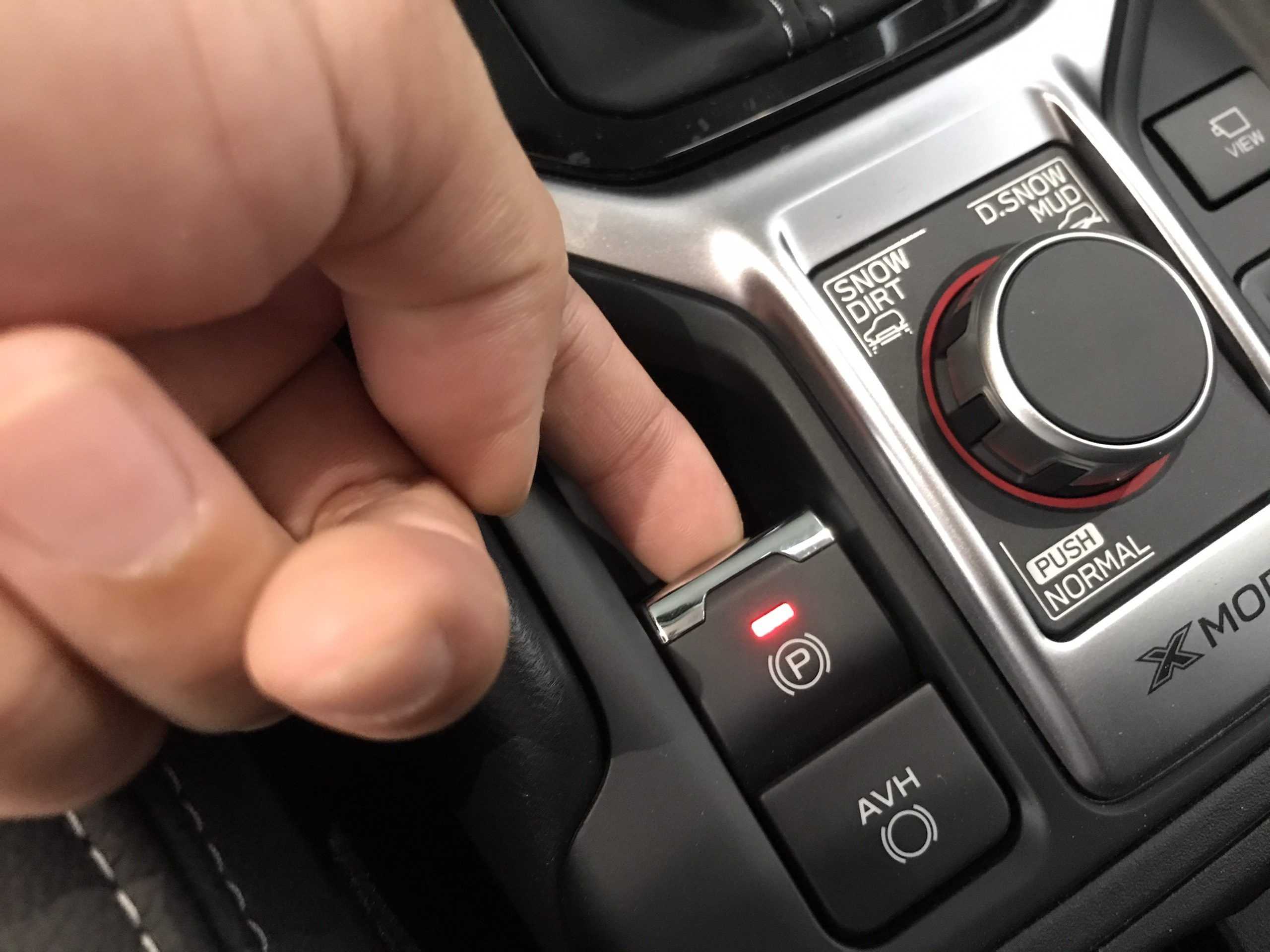 Việc không nên làm khi lái ô tô tự động: Chỉ sử dụng số P khi đỗ xe