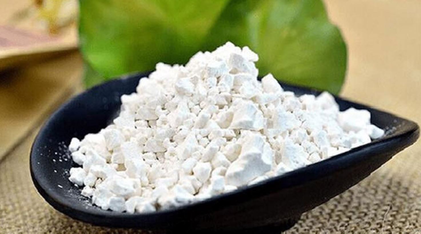Bột sắn dây có màu trắng đục, vị ngọt thanh mát