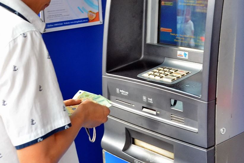 Điều cần làm sau khi rút tiền: Đếm lại số tiền đã nhận