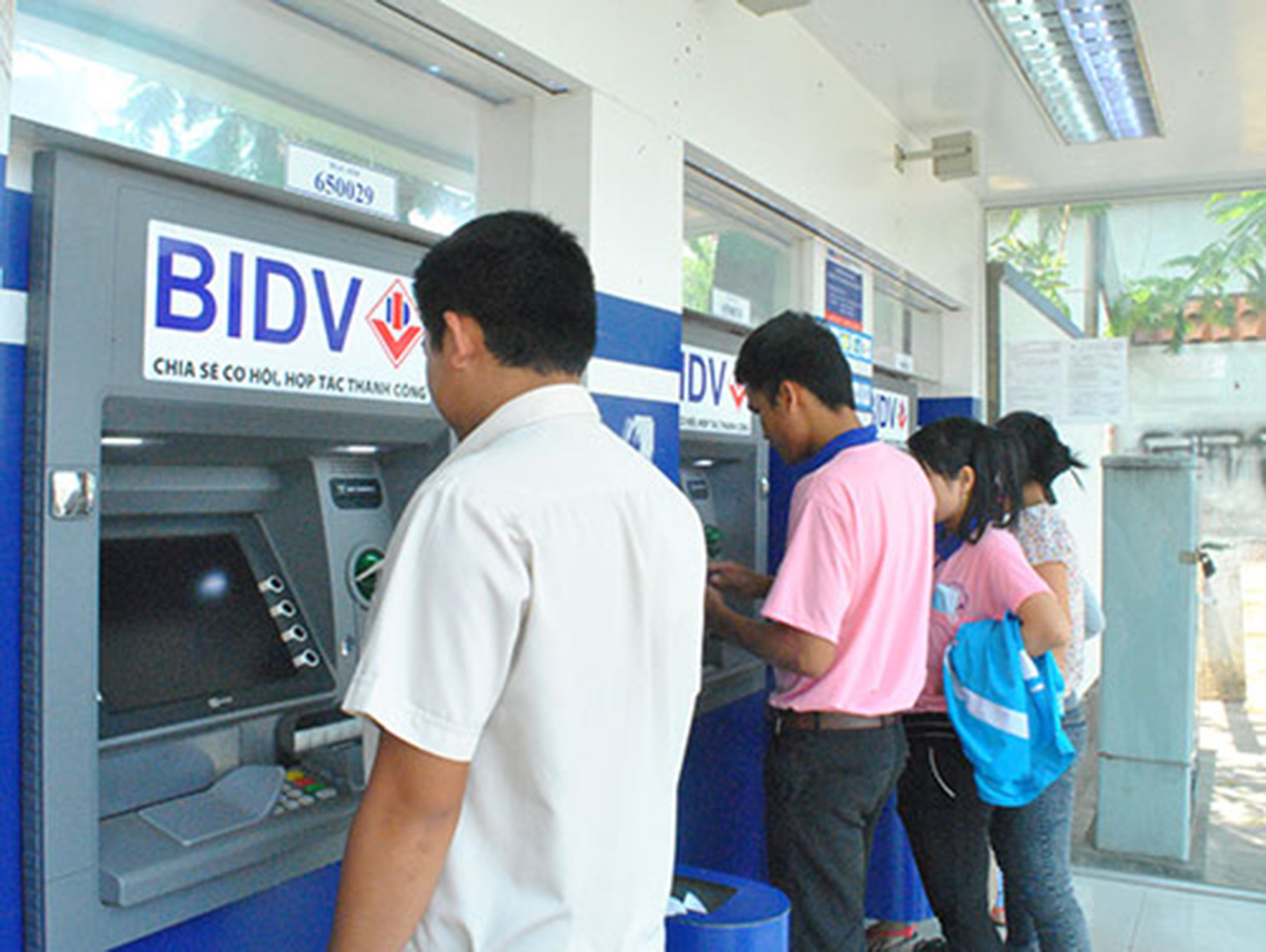 Lấy thẻ và tiền nhận được ngay khi kết thúc giao dịch