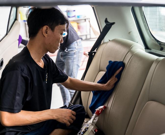 Lái xe hãy dùng các dung dịch chăm sóc nội thất ô tô chuyên dụng để xe luôn mới
