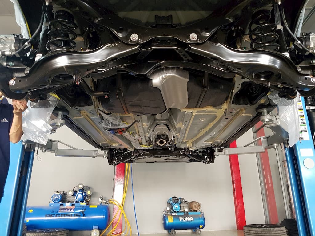 Khi ô tô để lâu ngày không đi, chuột hay côn trùng thường làm tổ dưới gầm phương tiện Khi ô tô để lâu ngày không đi, chuột hay côn trùng thường làm tổ dưới gầm phương tiện