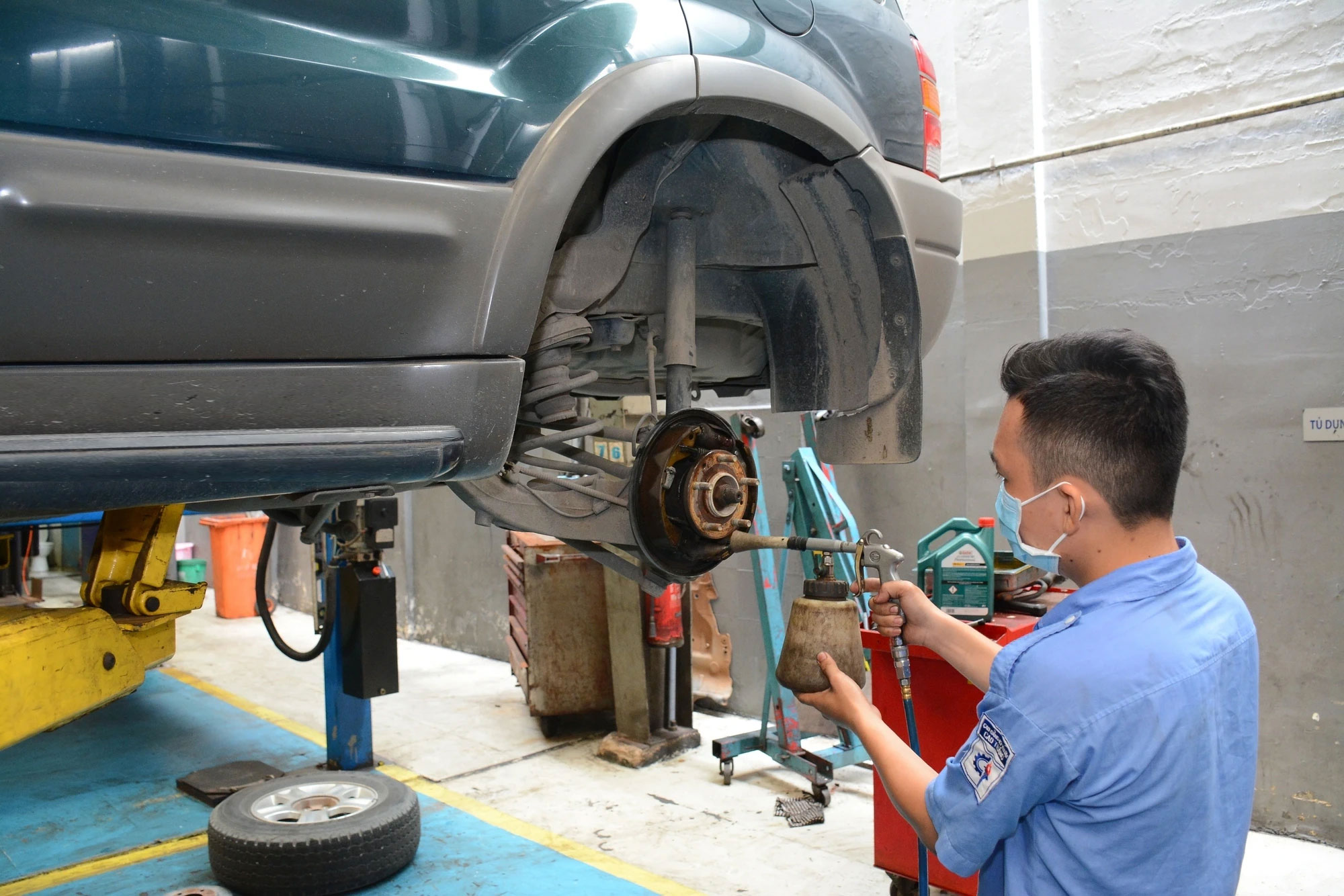 Bàn đạp phanh cứng, rung giật